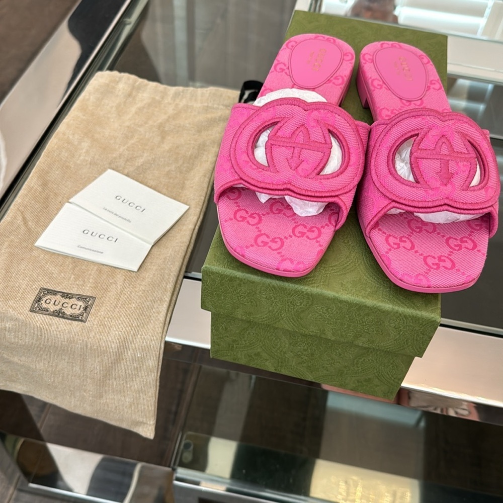 AUTHENTIC NEW  GUCCI 
WOMEN'S INTERLOCKING G SLIDE SANDAL size 38 (8 US)